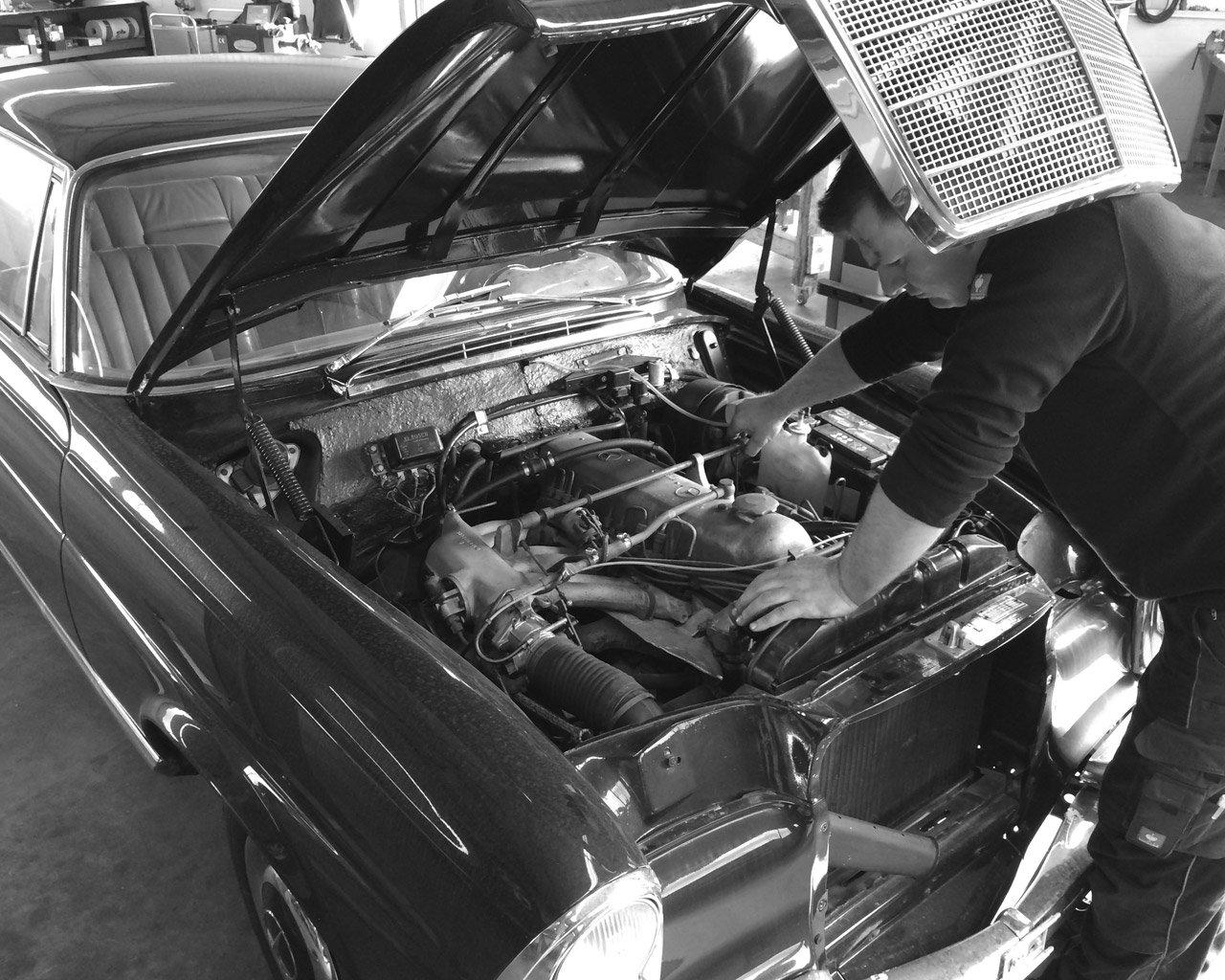 Mechaniker der A1 Getriebe- & Autoservice GmbH bei der Arbeit an einem Kundenfahrzeug