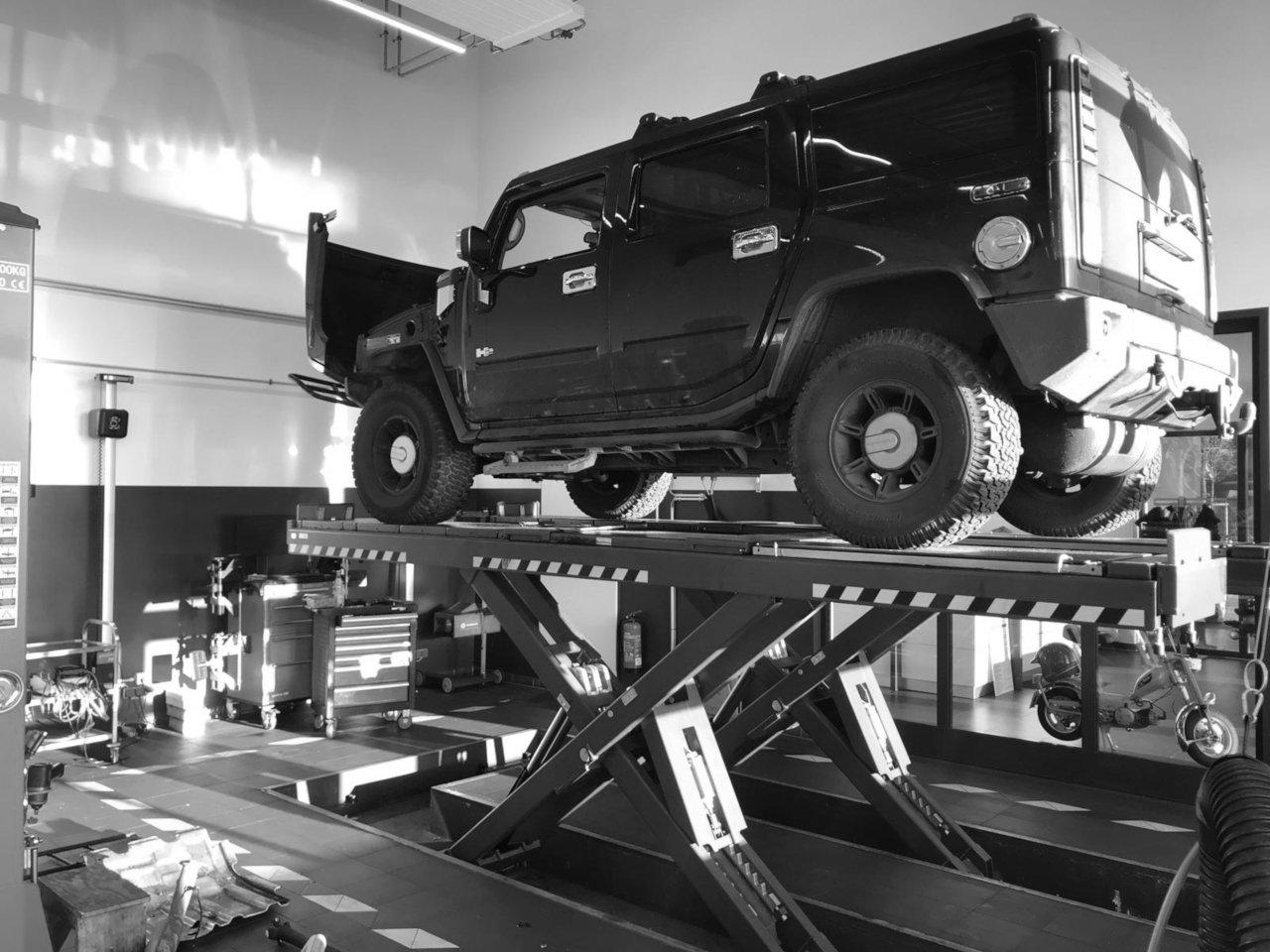 Geländewagen auf einer Hebebühne bei der A1 Getriebe- & Autoservice GmbH