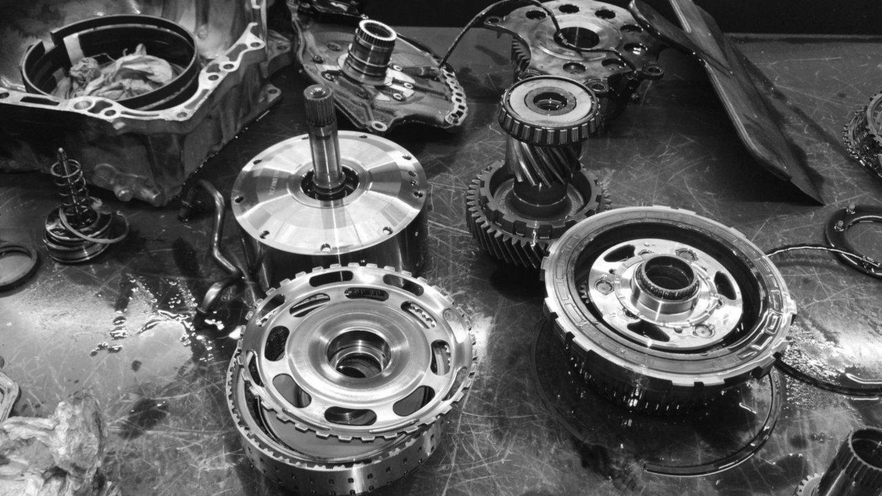 Zerlegte Getriebebauteile bei der A1 Getriebe- & Autoservice GmbH