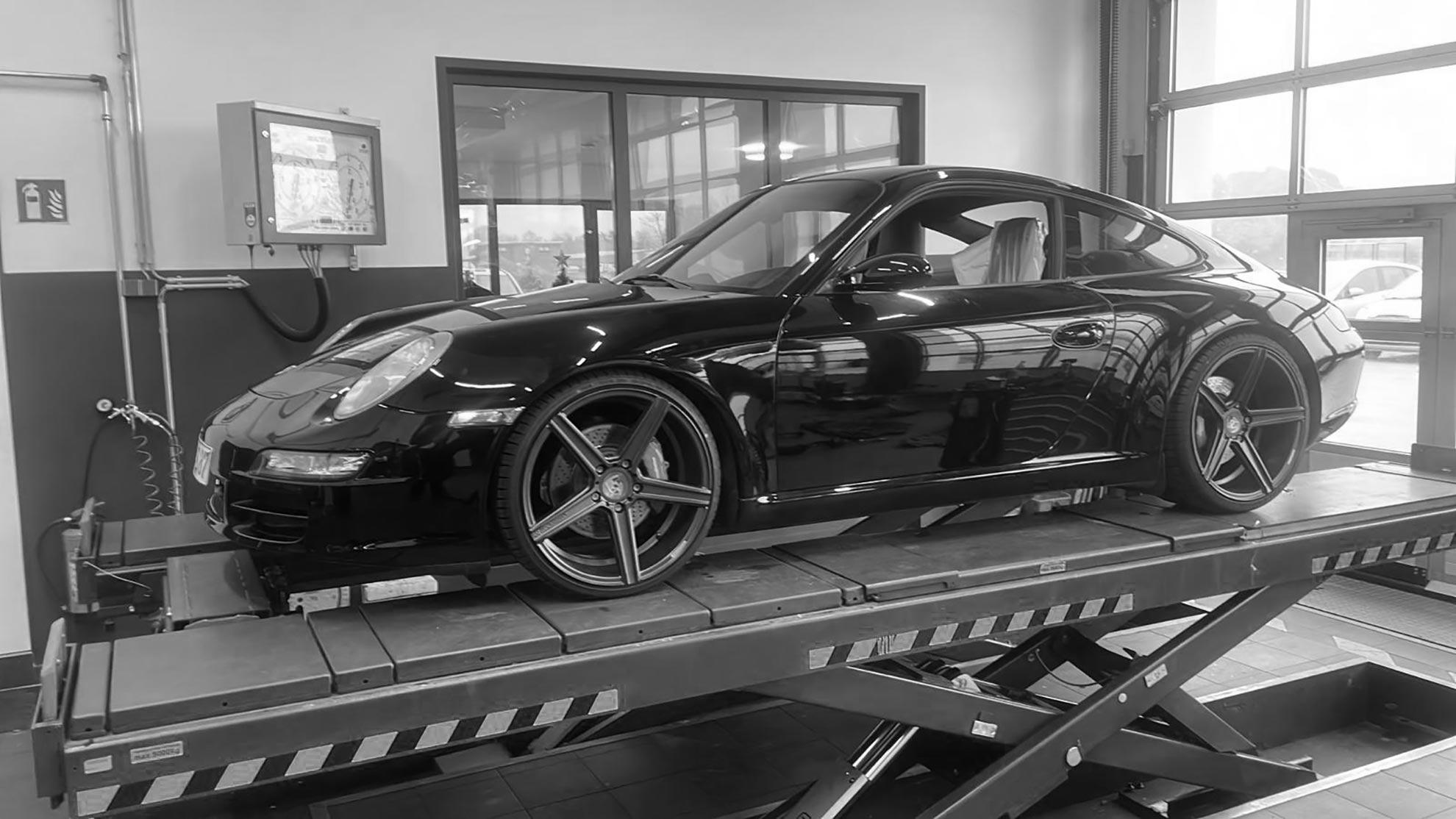 Sportwagen bei der 3D-Achsvermessung durch die A1 Getriebe- & Autoservice GmbH